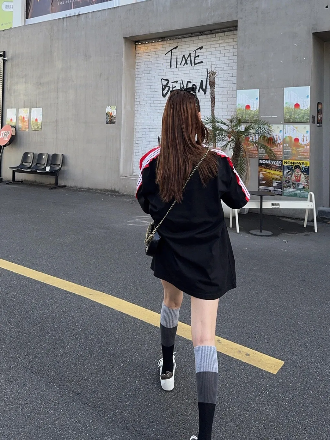 「 」